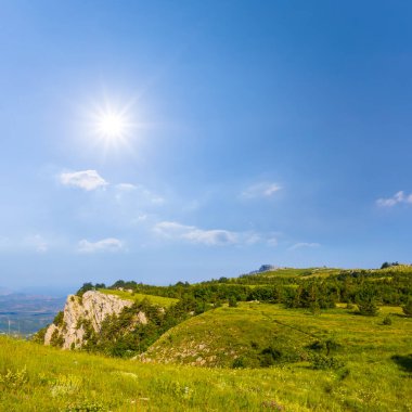 Güzel yeşil dağ vadisi Yazın güneşli gününde