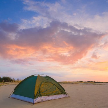 Kapalı küçük turistik çadır Alacakaranlık 'taki kumlu çölde kalır