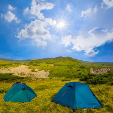 Açık yaz güneşli bir günde Yeşil Dağ 'da turistik kamp
