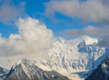 Karlı dağ sırtı sisli ve yoğun bulutlu, dağ yolculuğu sahnesi