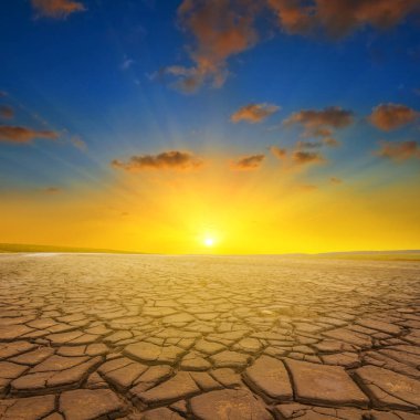 Kuru toprak akşam güneşinin ışığında çatladı.