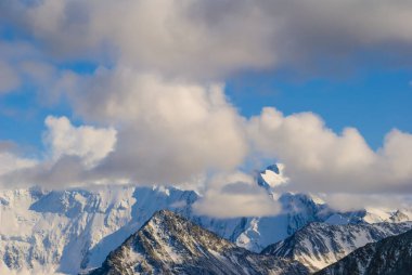 Karlı dağ sırtı sisli ve yoğun bulutlu, dağ yolculuğu sahnesi