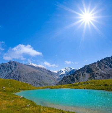 Güneşli bir günde Dağ Vadisi 'nde zümrüt göl