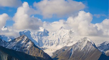 Karlı dağ sırtı sisli ve yoğun bulutlu, dağ yolculuğu sahnesi