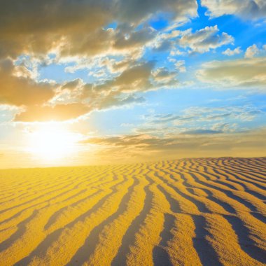 gün batımında geniş Kum Çölü