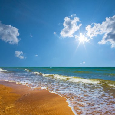 Yazın güneşli olan kumlu deniz plajı.