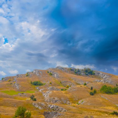 Yoğun bulutlu gökyüzünün altındaki dağ zinciri