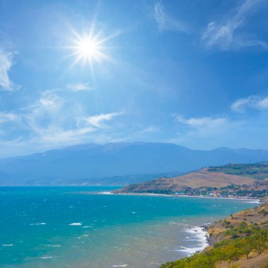 Güneşli yaz gününde Zümrüt Deniz Koyu