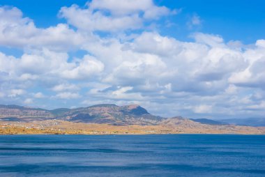 Güneşli yaz gününde Zümrüt Deniz Koyu