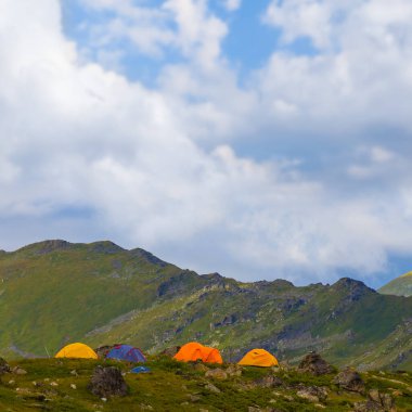 Turistik kamp dağ sırtında kalır, dağ seyahati sahnesi