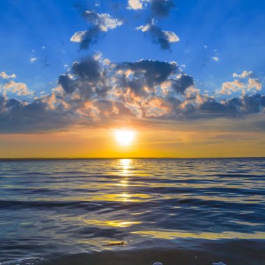 Sakin göl dramatik günbatımında