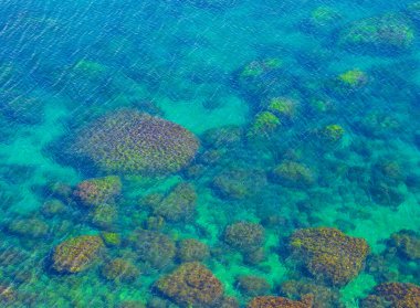 Kumlu deniz kıyısında taş yığınları