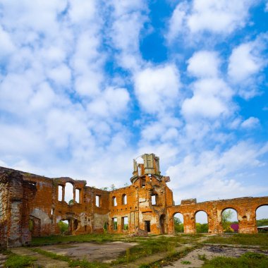 Mavi bulutlu arka planda eski bir ortaçağ şatosu harabesi
