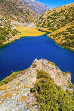 Koksay Dağı, Aksu-Zhabagly Doğa Koruma Alanı 'nda. Koksay Gölü Kazakistan 'ın güneyindeki Tien Shan dağlarında yer almaktadır. Aksu-Zhabagly Orta Asya 'daki en eski doğa koruma alanıdır.