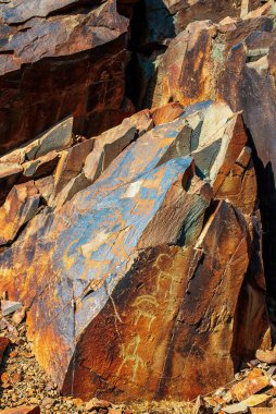 Taraz, Jambyl Bölgesi, Kazakistan 'daki Karasay Geçidi' nin antik taşları. Bronz Çağı ve Demir Çağı kaya sanatı