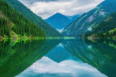 Kolsay Gölü, Kazakistan 'ın güneydoğusundaki Tian Shan Dağları' nın kuzey yamacında, Kolsay Gölleri Ulusal Parkı 'nda yer almaktadır.