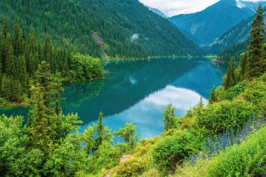 Kolsay Gölü, Kazakistan 'ın güneydoğusundaki Tian Shan Dağları' nın kuzey yamacında, Kolsay Gölleri Ulusal Parkı 'nda yer almaktadır.