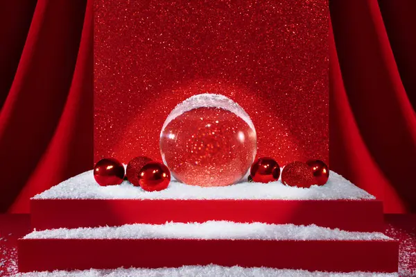 Noel, Yeni Yıl afişi, kırmızı kumaş arka planlı karlı dekorasyon, arka planda kırmızı perdeler, spot ışıkları ve kırmızı parıltılı kırmızı podyum ürün sahnesi