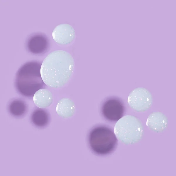 Mor arka planda tırnak cilası jölesi damlaları