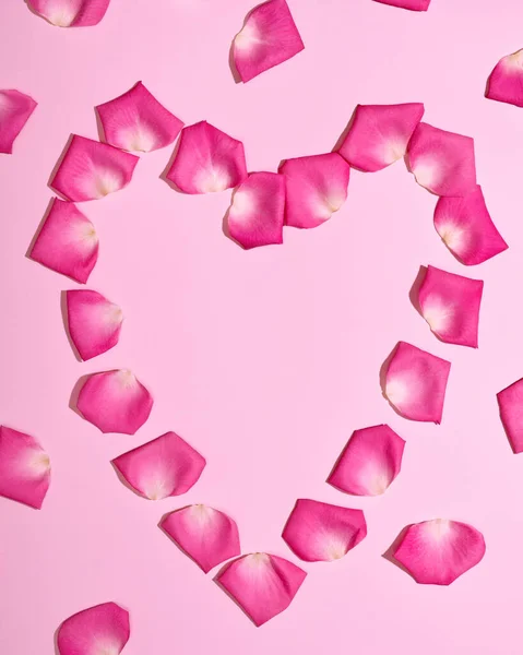 バレンタインデーバナー ハッピーバースデー 記念日 ロマンチックな愛の挨拶カードのためのハート形ピンクのバラの花びら背景 ストック画像
