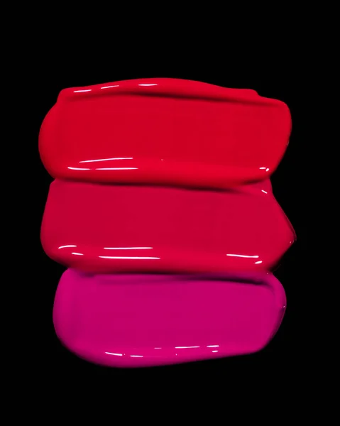 Siyah arka planda kırmızı ve pembe boya lekesi, kırmızı ruj lekesi, parlak renkli kozmetik ürün vuruşu, akryl gouache boya dokusu, kozmetik veya güzellik ürünü dokusu