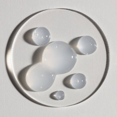 Şeffaf serum, kozmetik dokular, cilt ürünü lekesi yüz serumu, yağ, temizleyici.