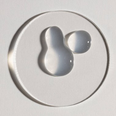 Şeffaf serum, kozmetik dokular, cilt ürünü lekesi yüz serumu, yağ, temizleyici.