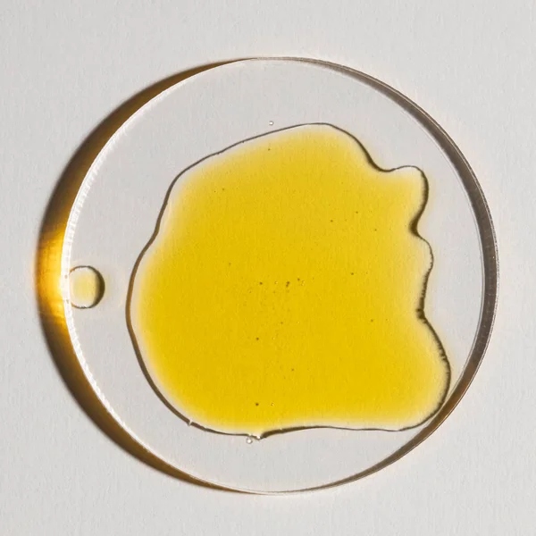 Sarı şeffaf serum, kozmetik dokular, cilt ürünü lekesi yüz serumu, yağ, temizleyici.