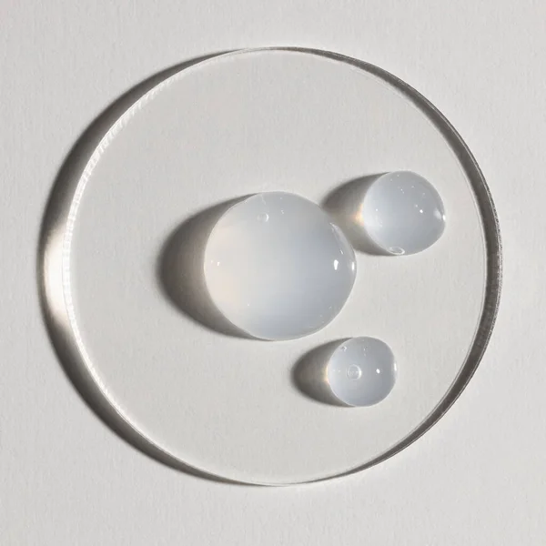 Şeffaf serum, kozmetik dokular, cilt ürünü lekesi yüz serumu, yağ, temizleyici.