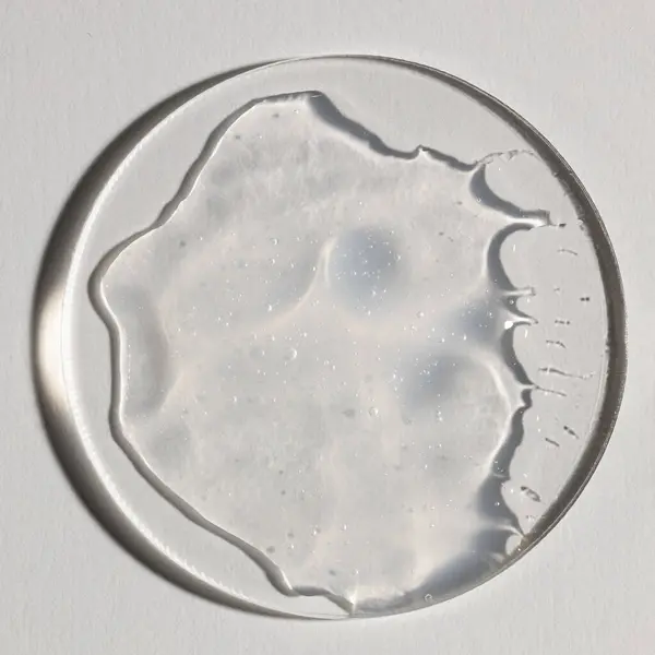 Şeffaf serum, kozmetik dokular, cilt ürünü lekesi yüz serumu, yağ, temizleyici.