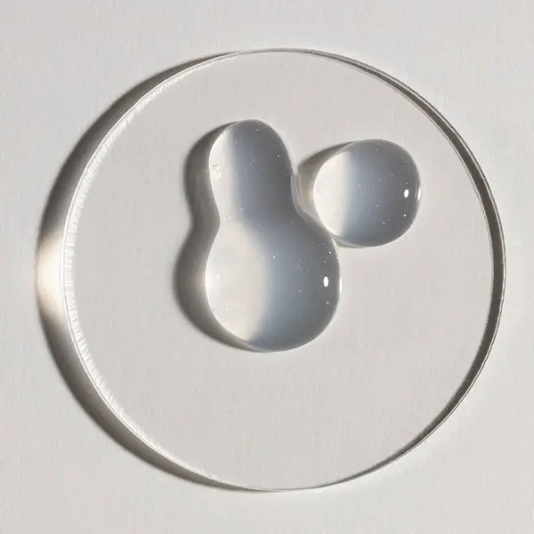 Şeffaf serum, kozmetik dokular, cilt ürünü lekesi yüz serumu, yağ, temizleyici.