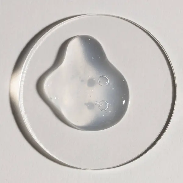 Şeffaf serum, kozmetik dokular, cilt ürünü lekesi yüz serumu, yağ, temizleyici.