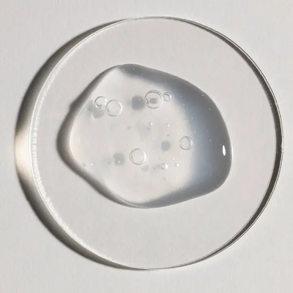 Şeffaf serum, kozmetik dokular, cilt ürünü lekesi yüz serumu, yağ, temizleyici.