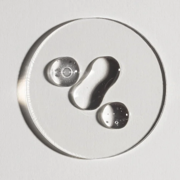 Şeffaf serum, kozmetik dokular, cilt ürünü lekesi yüz serumu, yağ, temizleyici.