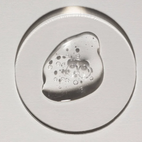 Şeffaf serum, kozmetik dokular, cilt ürünü lekesi yüz serumu, yağ, temizleyici.