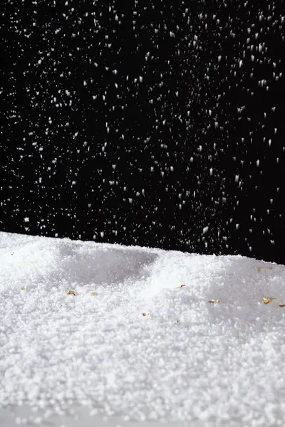 Noel, yeni yıl afişi, karlı süsleme, kar yığınına düşen kar, Noel hediyesi kutuları, yeni yıl afişi, karlı süsleme, kar yağışı