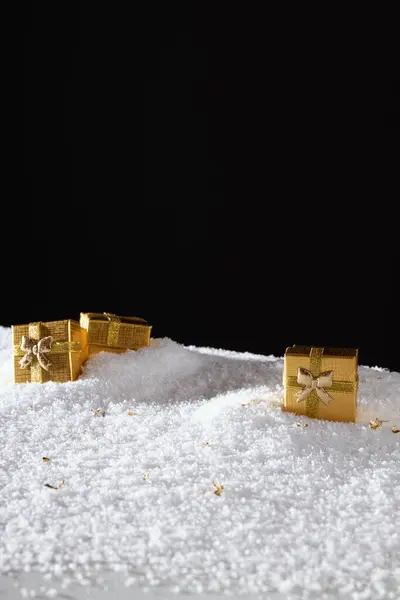 Karda Noel hediyeleri, yeni yıl afişleri, karlı süslemeler.