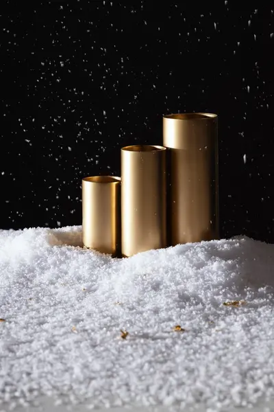 Yeni yıl afişi, Noel karlı süslemeleri, karın üzerindeki altın kaideler, kar yağışı, güzellik ürünleri sunumu için vitrin.