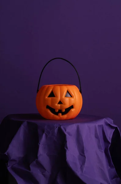 Cadılar bayramı Jack o fener kabağı, cadılar bayramı süslemeleri buruşmuş kağıttan yapılmış mor bir kaidede