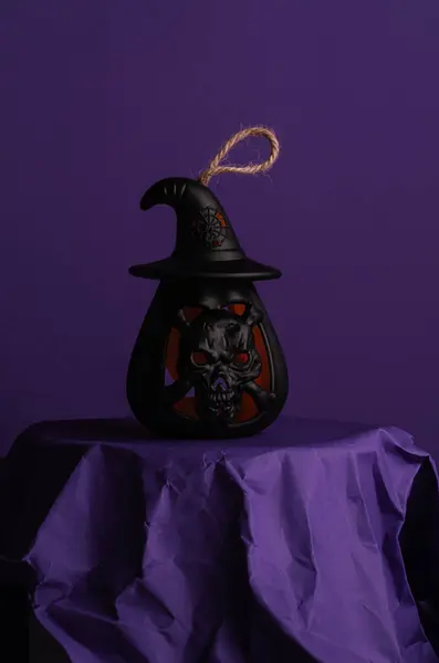 Cadılar bayramı Jack o fener kabağı, cadılar bayramı süslemeleri buruşmuş kağıttan yapılmış mor bir kaidede