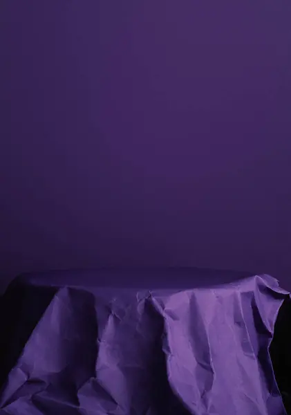 Buruşmuş kağıttan yapılmış mor kaide