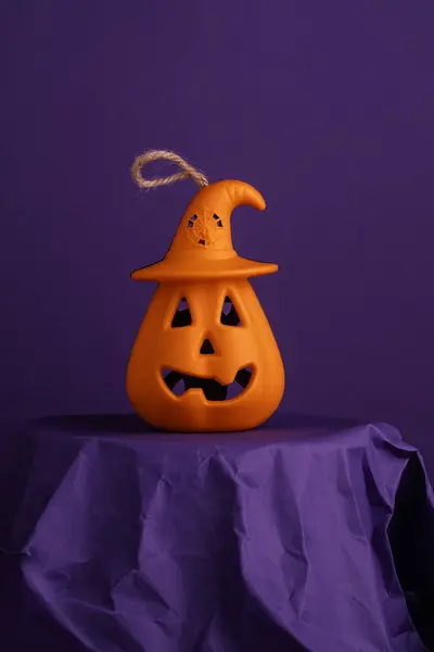Cadılar bayramı Jack o fener kabağı, cadılar bayramı süslemeleri buruşmuş kağıttan yapılmış mor bir kaidede