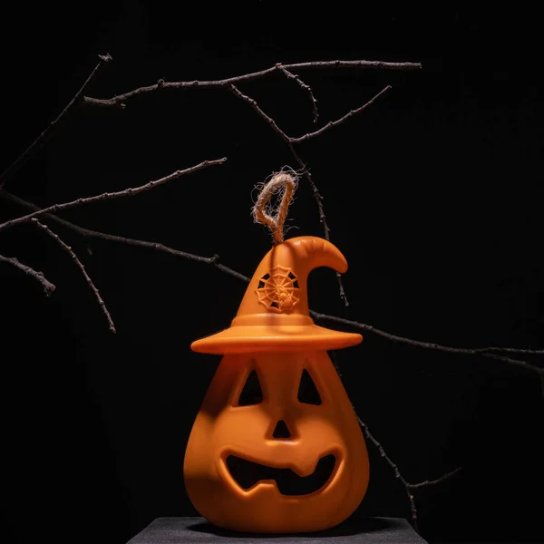 Cadılar bayramı Jack o fener kabağı, brançlarla cadılar bayramı süsü.