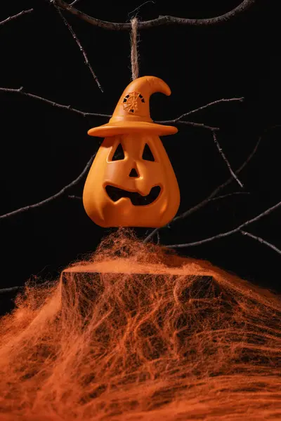 Cadılar bayramı Jack o fener kabağı, brançlarla cadılar bayramı süsü.