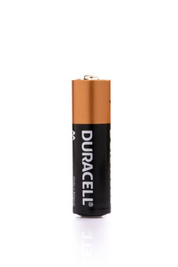 Beyaz arkaplanda Duracell Bataryası