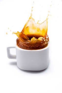 Kahve fincanı ve kahve sıçraması.