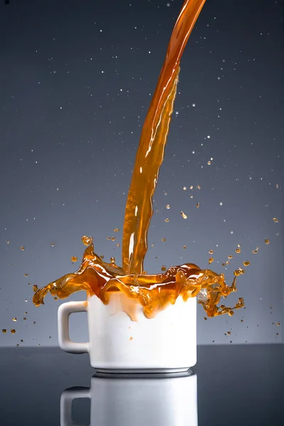 咖啡杯和咖啡飞溅 — 图库照片