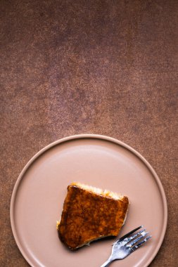 Türk tatlısı kazandibi. Sütlü puding.