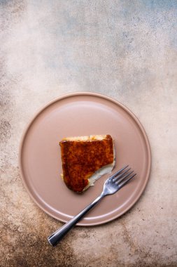 Türk tatlısı kazandibi. Sütlü puding.