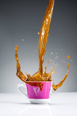 Kahve fincanı ve kahve sıçraması.